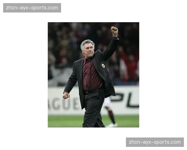 特写：安切洛蒂赛前独自勘察草坪，凝神思考达半小时