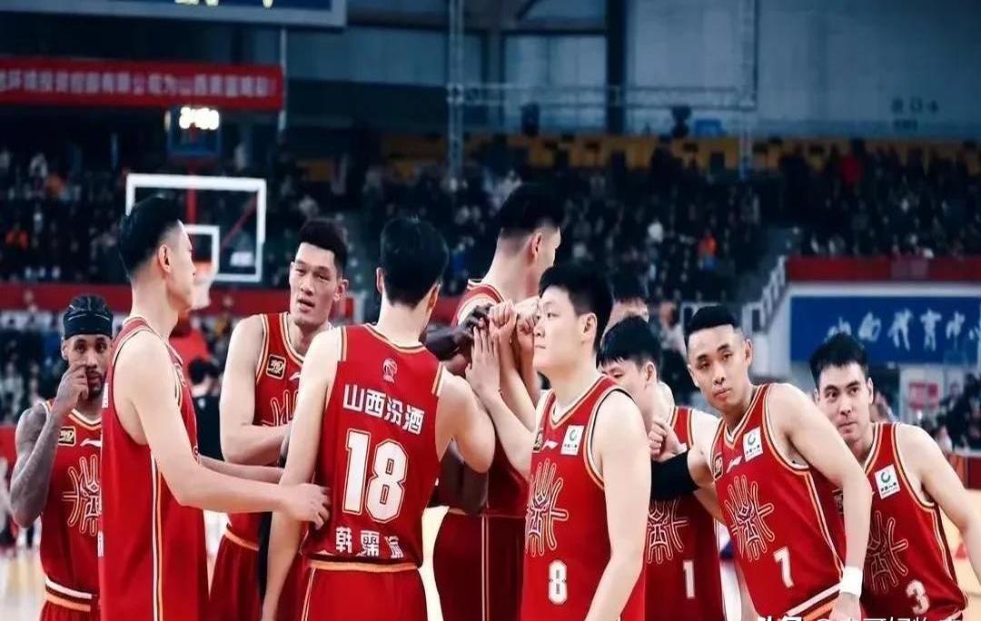 包含CBA球员集训备战，展现团队合作精神的词条